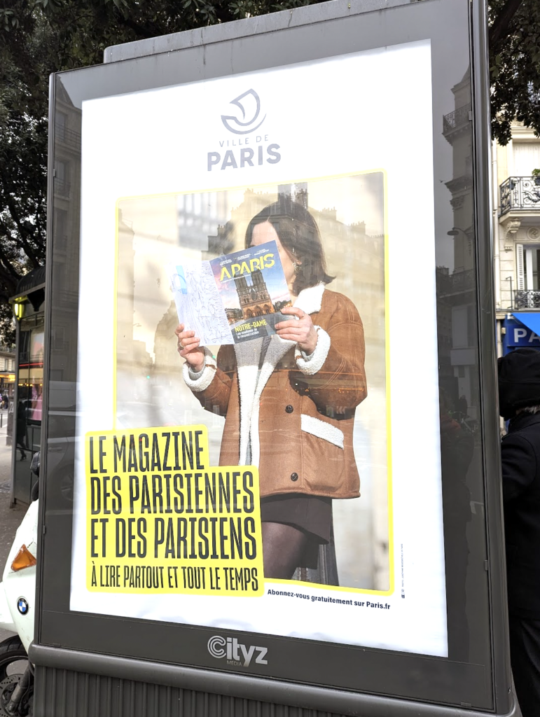 Une affiche de la ville de Paris promouvant le nouveau " magazine des Parisiennes et des Parisiens"