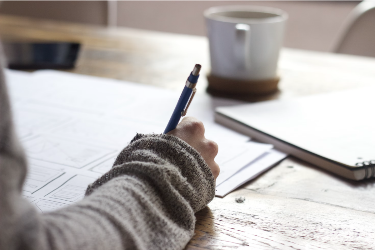 Personne qui écrit dans un cahier