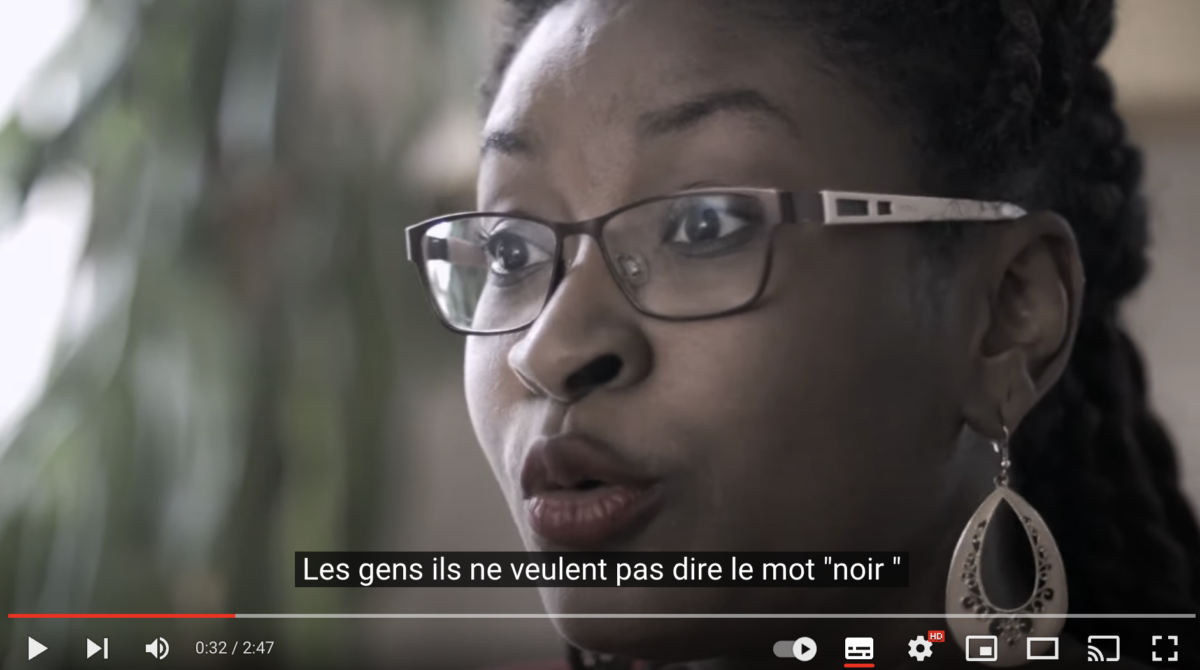 Capture d'écran du film "Ouvrir la voix" d'Amandine Gay, où l'on voit une femme noire dire "les gens ils ne veulent pas dire le mot noir"