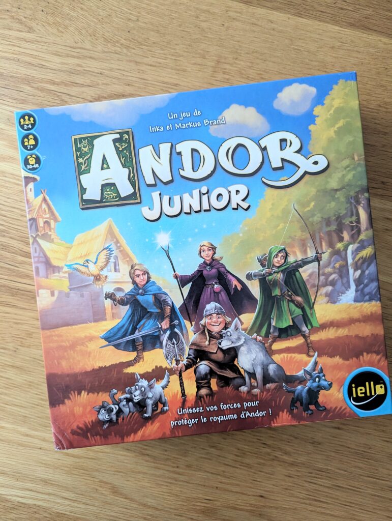 Visuel de la boîte du jeu Andor Junior où l'on voit une magicienne, un chevalier, une archère et un nain