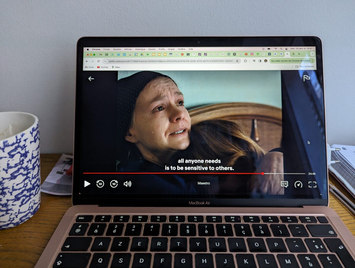 Capture d'écran du film Maestro, sur Netflix, où l'on voit une femme pleurant, en train de dire "all anyone needs is to be sensitive to others".