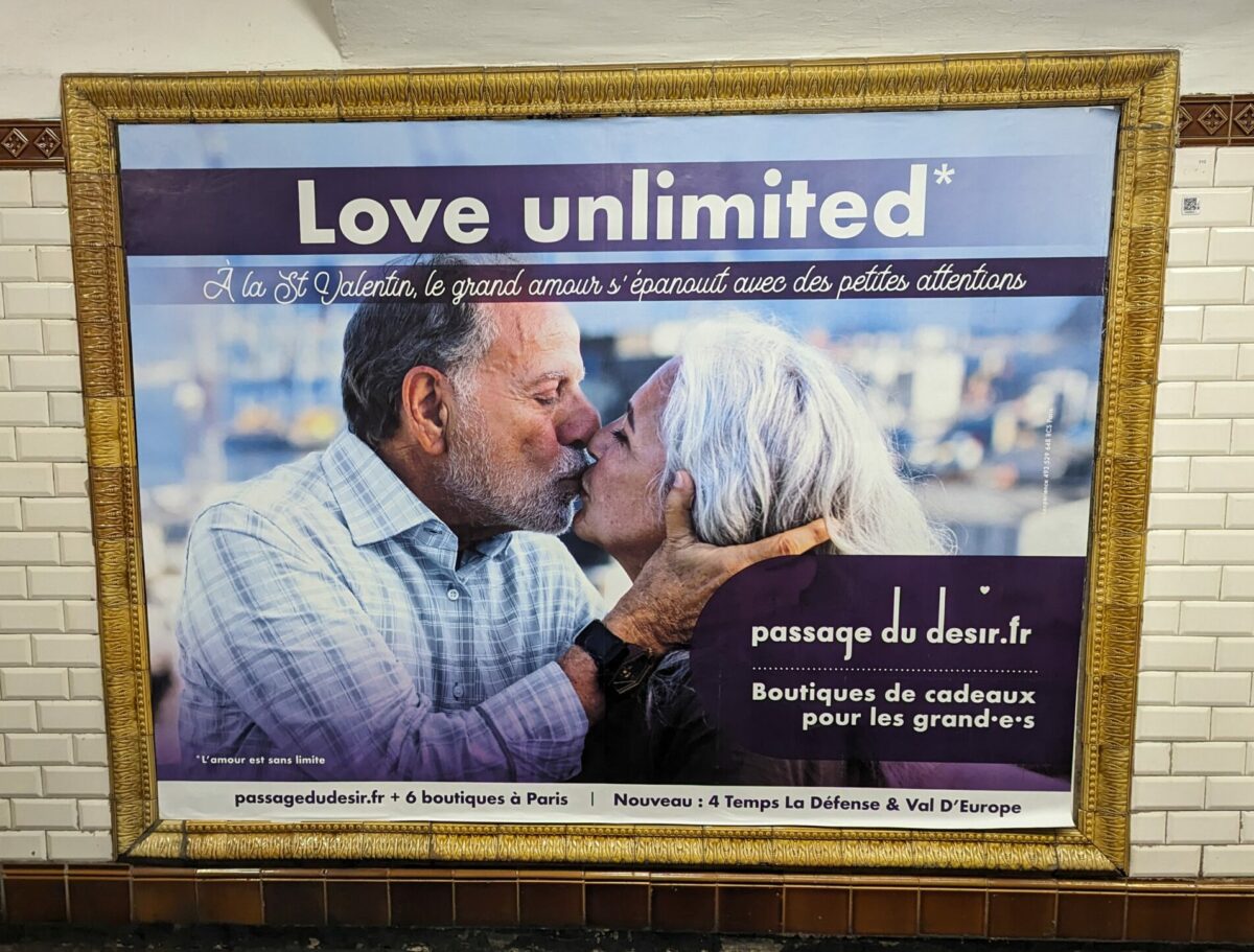 Affiche dans le métro d'une publicité pour Passage du désir où 'on voit un couple hétérosexuel de personnes âgées s'embrasser avec le slogan Love Unlimited.