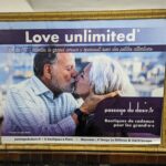 Affiche dans le métro d'une publicité pour Passage du désir où 'on voit un couple hétérosexuel de personnes âgées s'embrasser avec le slogan Love Unlimited.