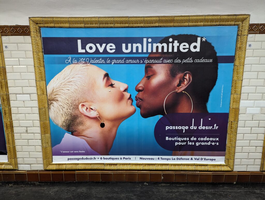 Publicité pour la marque Passage du désir où l'on voit deux femmes s'embrasser, avec le slogan "Love unlimited"