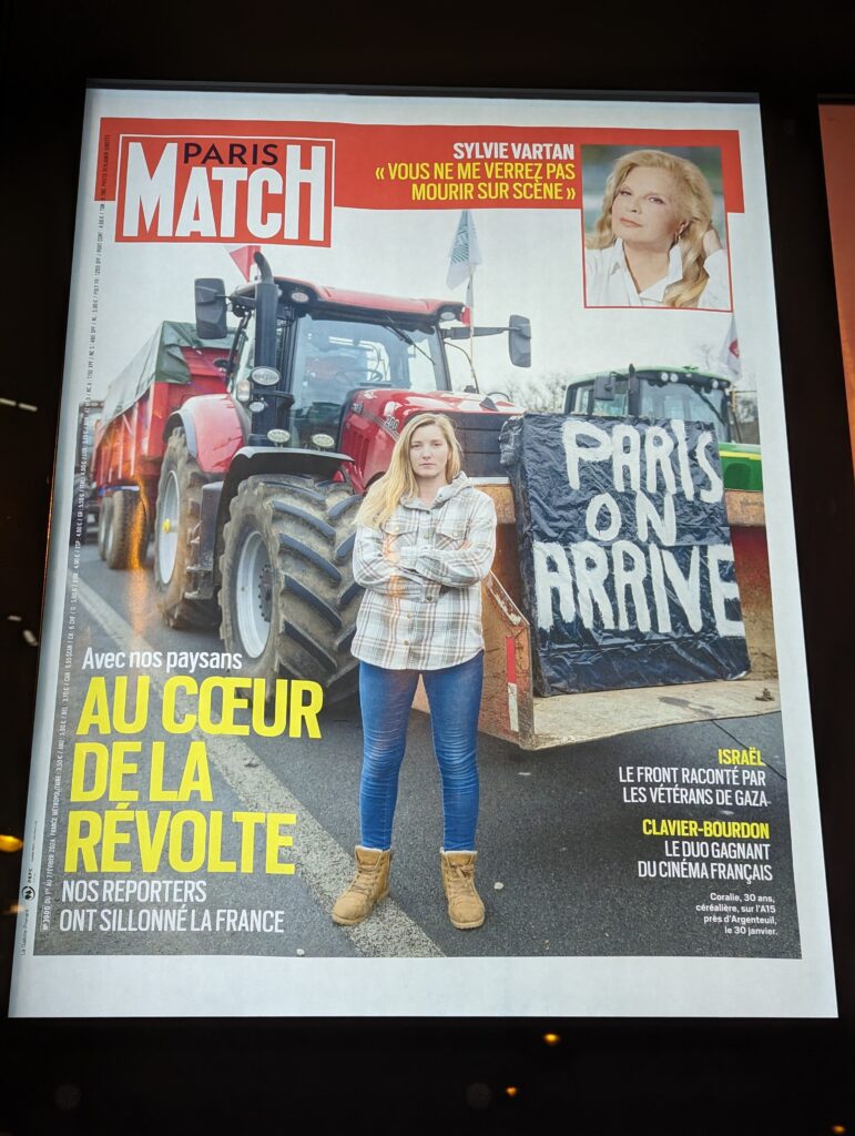 Couverture du magazine Paris Match où l'on voit une agricultrice devant un tracteur, titré "Avec nos paysans, au coeur de la révolte"