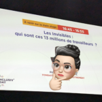 Photo d'un écran annonçant une conférence intitulée : Les invisibles : qui sont ces 13 millions de travailleurs ?"