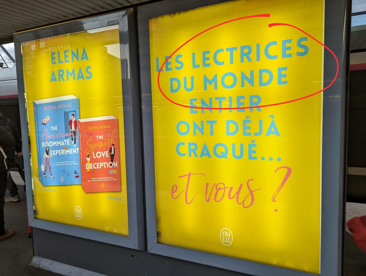 Double affichage pour deux livres d'Elena Armas, sur fond jaune avec des écritures pop bleu où on lit "Les lectrices du monde entier ont déjà craqué, et vous ?"