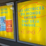 Double affichage pour deux livres d'Elena Armas, sur fond jaune avec des écritures pop bleu où on lit "Les lectrices du monde entier ont déjà craqué, et vous ?"