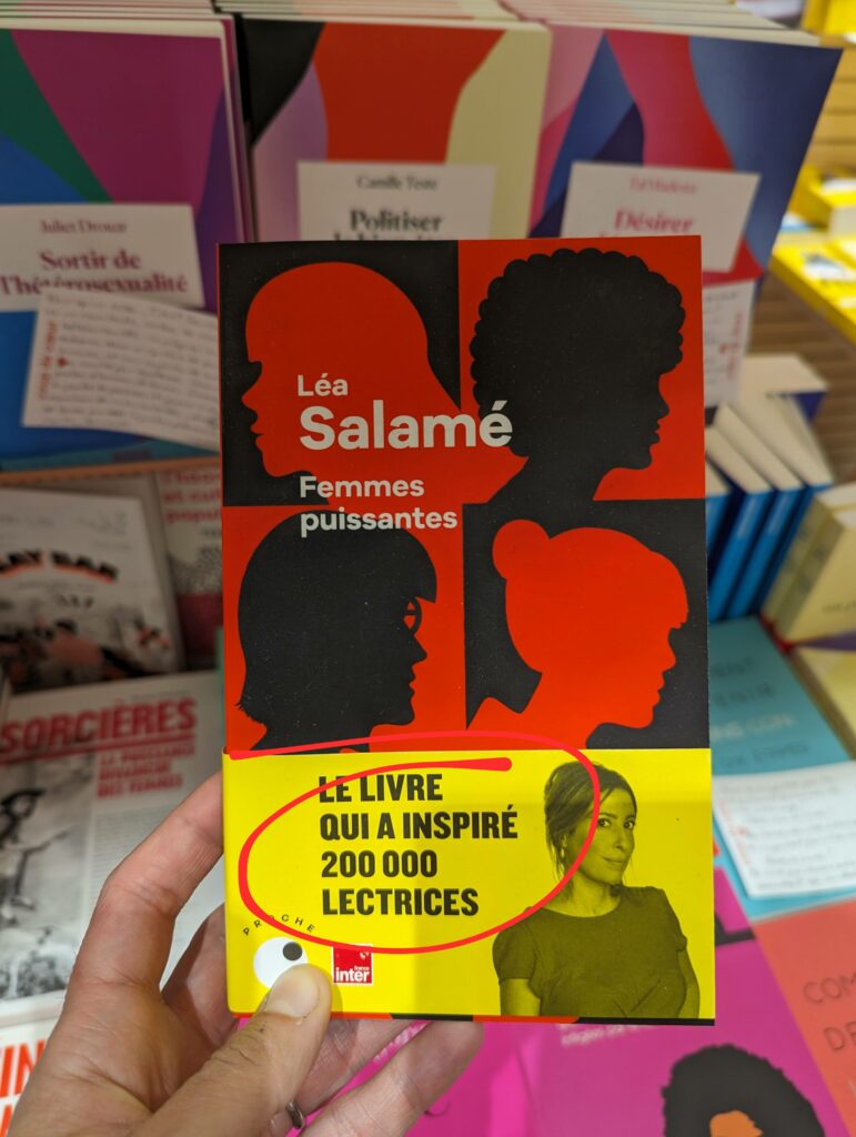 Livre de Léa Salamé, femmes puissantes, photographié dans une librairie, avec un bandeau jaune où il est écrit : "Le livre qui a inspiré 200 000 lectrices"