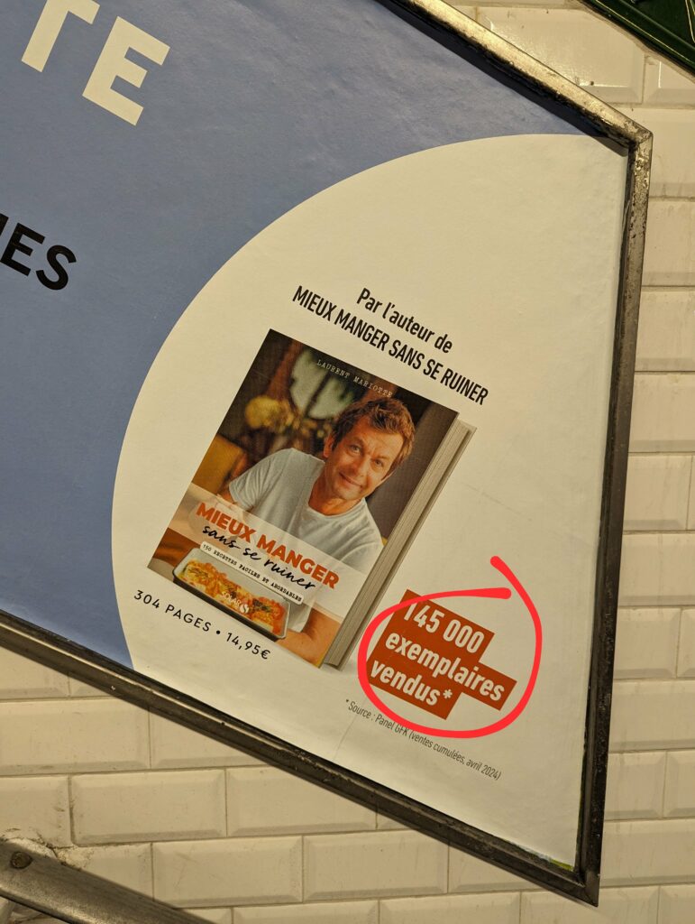 Publicité dans le métro pour un livre de cuisine, Mieux manger sans se ruiner" où on lit "145 000 exemplaires vendus".