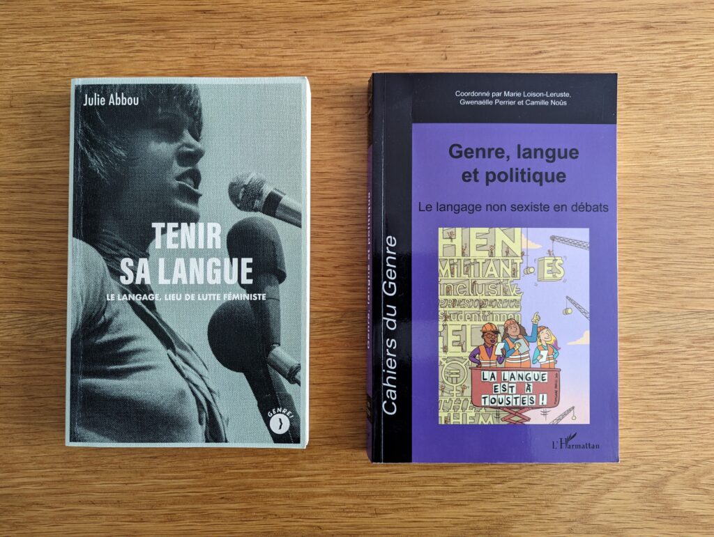 Couvertures de deux livre : "Tenir sa langue, le langage comme lieu de lutte féministe" de Julie Abbou où on voit un portrait de Jane Fonda face à un micro ; l'ouvrage collectif "Genre, langue et politique" où l'on voit des femmes dans une nacelle de chantier sur laquelle est écrit "La langue est à toustes !'