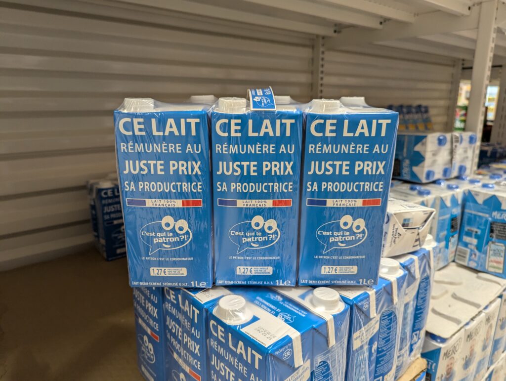 Pack de 6 briques de lait où on lit : "Ce lait rémunère au juste prix sa productrice"