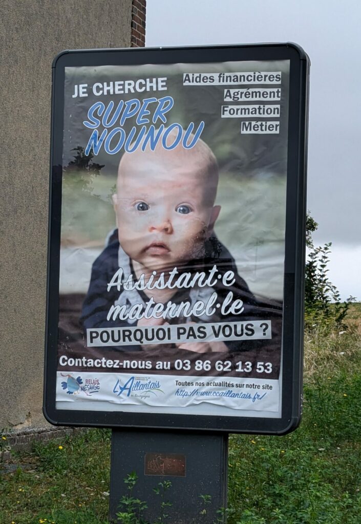Affiche sur un bord de route représentant un bébé sur laquelle on peut lire : Assistant·e maternel·le, pourquoi pas vous ?