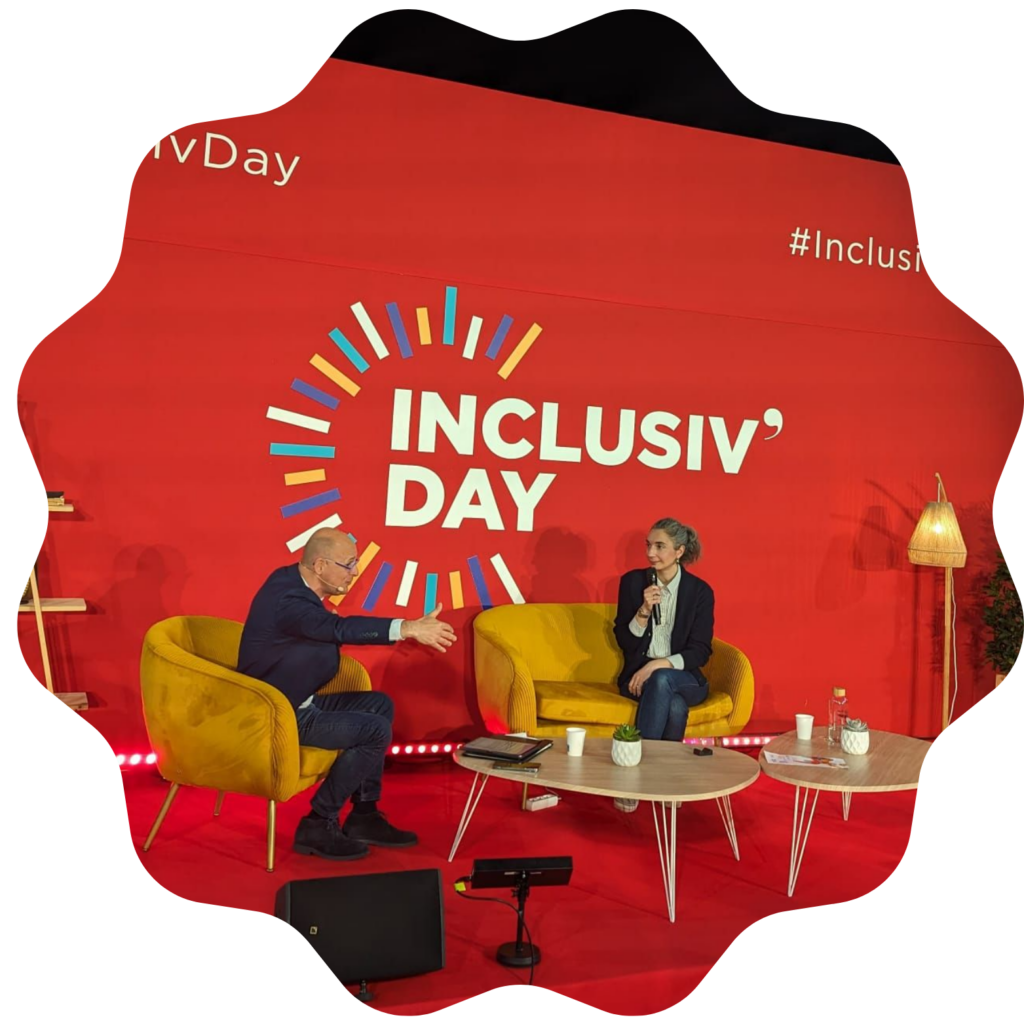 Alicia Birr sur la scène à l'Inclusiv day, lors d'une interview