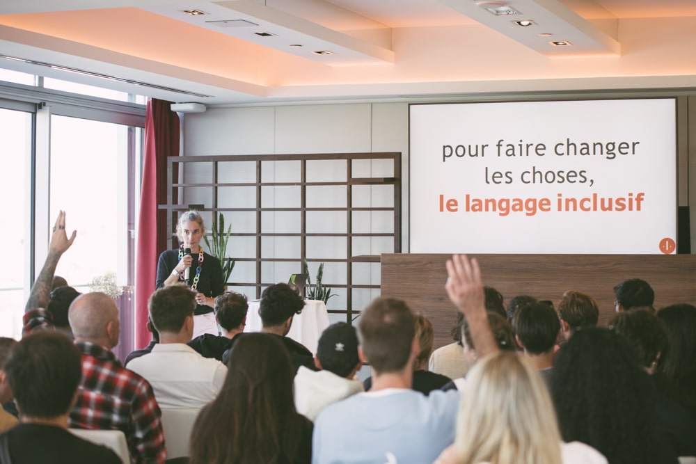 Alicia Birr donne une conférence face à un groupe