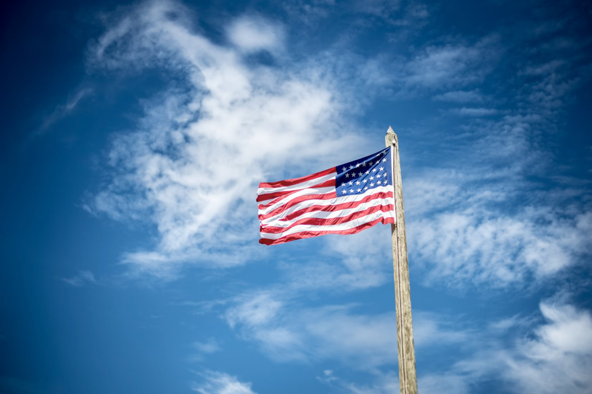 Un drapeau des États-Unis flotte dans le vent
