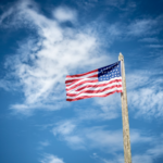 Un drapeau des États-Unis flotte dans le vent