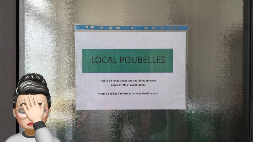 Photo de la porte d'un local poubelle