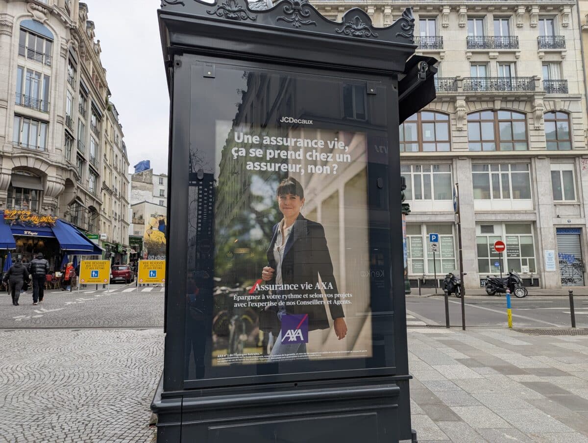 Publicité pour Axa Assurance où on voit une femme et on lit le slogan "une assurance vie, ça se prend chez un assureur non ?"