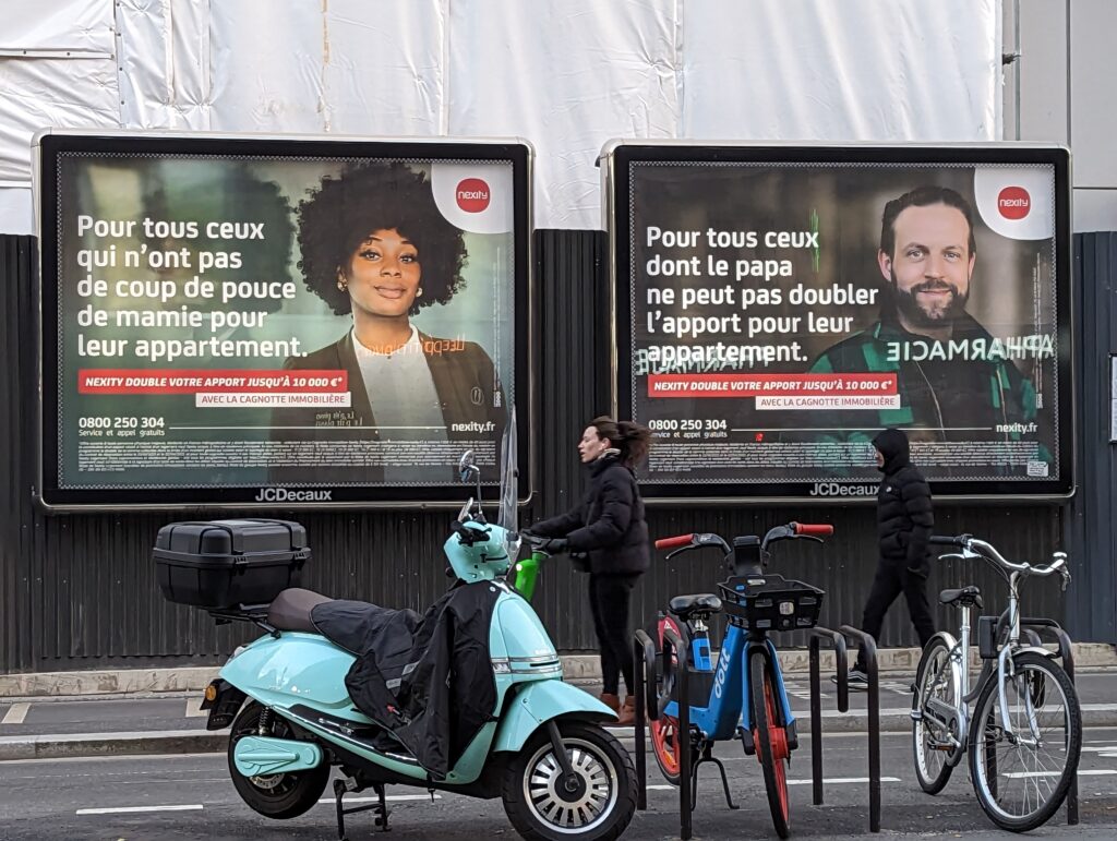 2 panneaux publicitaires pour un service bancaire : à gauche on y voit une femme avec le slogan "à tous ceux qui n'ont pas de coup de pouce de mamie pour leur appartement"