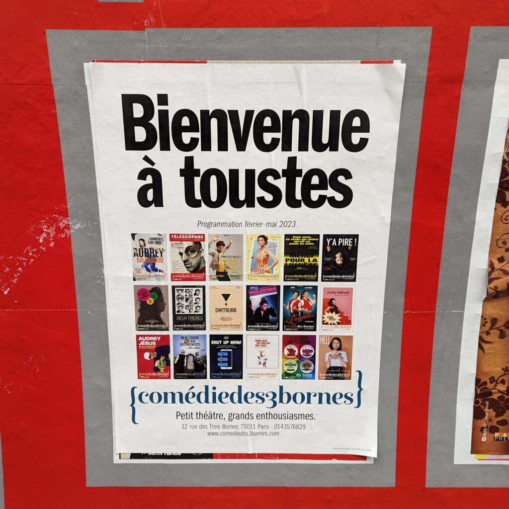 Affiche pour le théâtre Comédie des 3 bornes où on lit "Bienvenue à toustes"