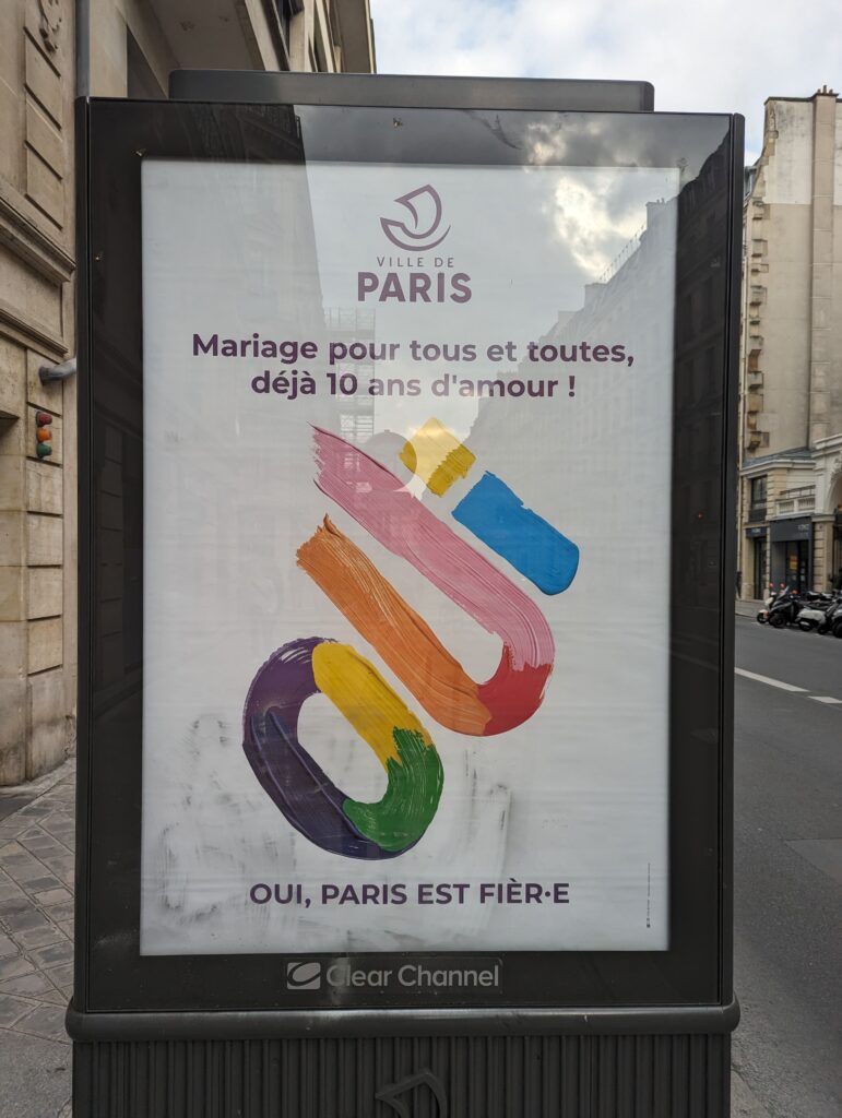 Affiche de la Mairie de Paris où onn lit "Mariage pour tous et toutes", déjà 10 ans d'amour