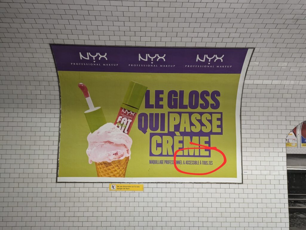 Affiche pour la marque de cosmétique Nyx où on voit le slogan "maquillage accessible à tous.tes"