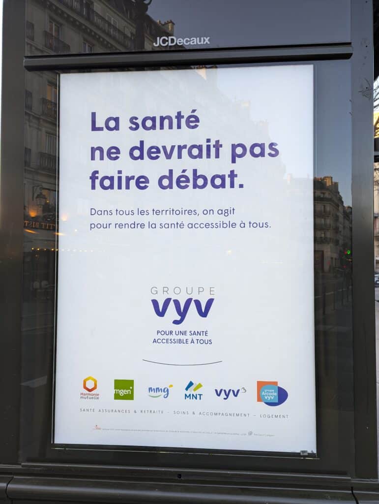 Publicité pour un groupe de santé où on lit "La santé ne devrait ps faire débat. Groupe Vyv, pour une santé accessible à tous"