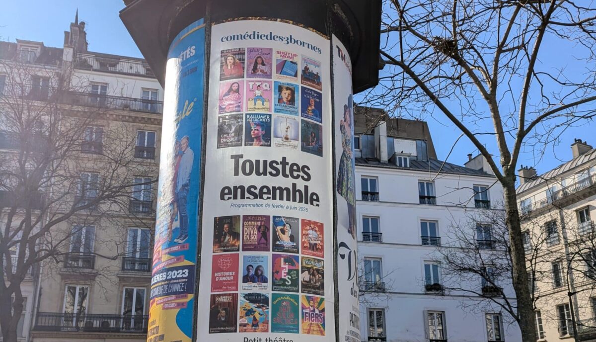 Colonne Morris avec une affiche de théâtre des 3 Bornes où on lit : "Toustes ensemble"