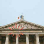 Photo du fro,ton du Panthéon à Paris où on lit la devise "Aux grands Hommes la patrie reconnaissante".