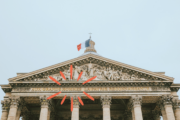 Photo du fro,ton du Panthéon à Paris où on lit la devise "Aux grands Hommes la patrie reconnaissante".