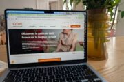 Ordinateur ouvert sur une page du site web de Care France : Découvrez le guide de CARE France sur le langage inclusif